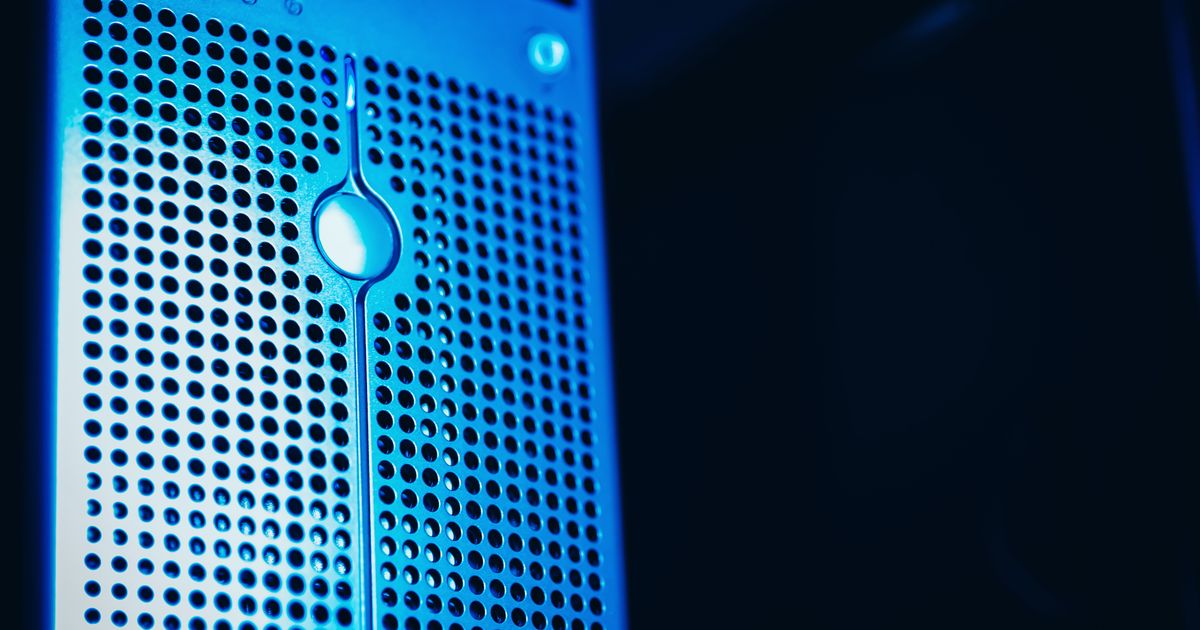 Base de datos Oracle con código Java representando la inyección SQL que se convierte en ejecución como SYSTEM en Windows